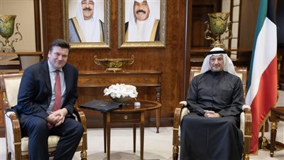 وزير الخارجية الكويتي يلتقي وزير القوات المسلحة البريطانية