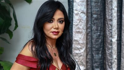 إطلالة مثيرة بالأحمر الناري.. رانيا يوسف تحتفل بالكريسماس (صور)