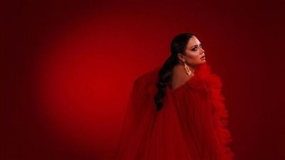 بإطلالة حمراء مثيرة.. رانيا يوسف تحتفل بأعياد 