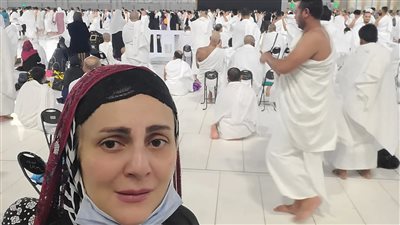  رانيا محمود ياسين من أمام الكعبة: إمبارح كان آخر يوم في مكة المكرمة.. والنظرة الأخيرة أصعب وداع