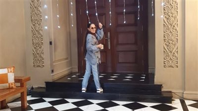  بدت بإطلالة شبابية أنيقة.. الفنانة الكبيرة شريهان تحتفل بأعياد الكريسماس Christmas (صور)
