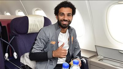 محمد صلاح يثير الجدل.. يستعد للقفز من طائرة هليكوبتر (فيديو)