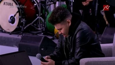 سر انخراط المطرب المصري عمر كمال في نوبة بكاء مفاجئة على الهواء (فيديو)