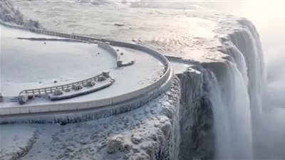 شاهد.. عاصفة القرن تُجمد شلالات نياجارا
