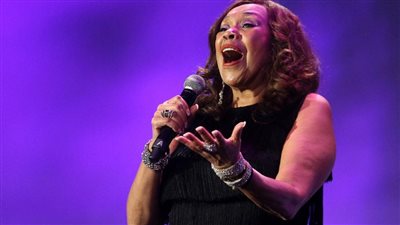 وفاة المغنية الأمريكة الحائزة على جائزة غرامي أنيتا بوينتر عن عمر ناهز 74 عاما ( أبرز الأغنيات)