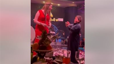 العراق.. مقطع فيديو لطفل داخل ملهى ليلي يلقي نقودًا على راقصة يُثير الجدل
