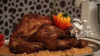 طريقة عمل الديك الرومي المحشي.. بجانب الخضار السوتية            