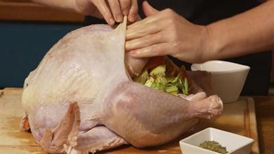 طريقة عمل الديك الرومي بالصور والخطوات.. طعم شهي لا يقاوم 