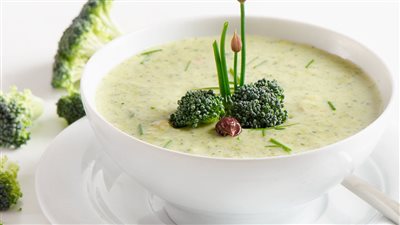 طريقة عمل شوربة البروكلي بالكريمة والمشروم.. وجبة متكاملة في الشتاء