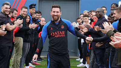 استقبال الأبطال.. ميسي يعود للتدريبات واتفاق على بقائه في باريس (صور)