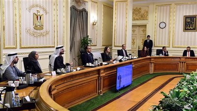 مدبولي يستعرض مع مسئولين إماراتيين مشاركة مصر كضيف شرف فى 