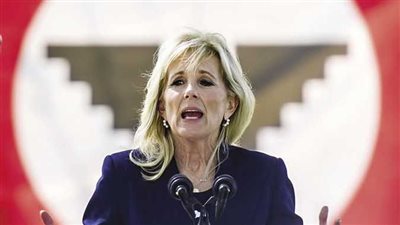  أطباء مستشفى عسكري يقفون 