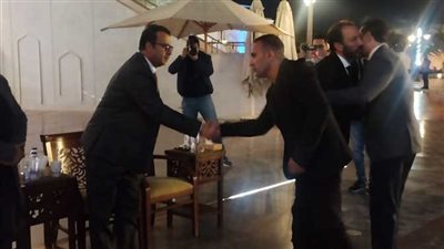 صور تكشف عن أول الحاضرين في عزاء والدة الفنان المصري طارق لطفي 