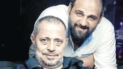 ظهور جورج وسوف بجوار أبنائه وهو يبكي خلال مراسم جنازة نجله وديع (فيديو)