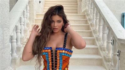 أجمل اطلالات عارضة الأزياء الشهيرة كايلي جينر التي تصدرت التريند (صور)