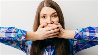 طريقة علاج الزغطة في المنزل.. 20 حيلة أبرزها رفع الذراعين إلى الأعلى