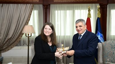 رئيس هيئة قناة السويس يلتقي نائبة مساعد وزير الخارجية الأمريكية لشئون الأمن الإقليمي 