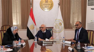 وزير التربية والتعليم يستعرض آليات تطوير المناهج للطلاب ذوي الإعاقة البصرية