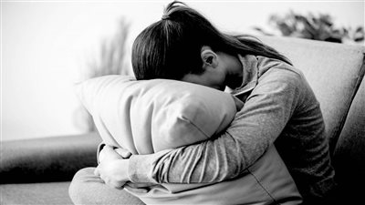 ما الفرق بين الحزن والاكتئاب؟ (أعراضه)