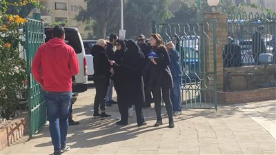 صور تكشف انهيار الفنانة ريم البارودي عقب وصول جثمان والدها لصلاة الجنازة 