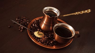 طريقة عمل القهوة العربية السادة.. 4 وصفات السر فيها الماء البارد