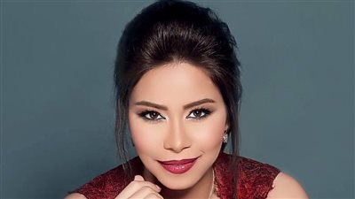  المطربة المصرية شيرين عبدالوهاب تحظى بحفاوة كبيرة لدى صعودها على مسرح حفلها في الكويت (فيديو)