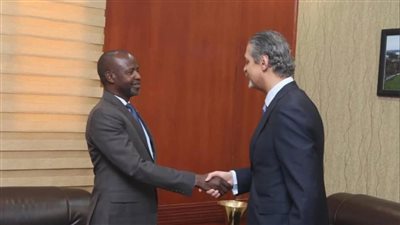 السفير المصري بالخرطوم يلتقي عبد الهادي إدريس عضو مجلس السيادة الانتقالي بالسودان