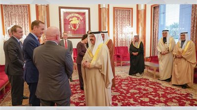 ملك البحرين يلتقي وفدًا من أعضاء مجلس الشيوخ الأمريكي