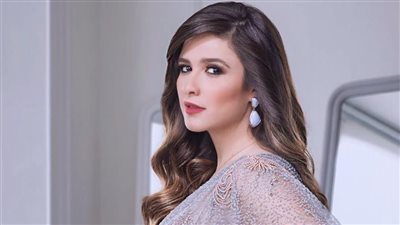 ما وراء تصدر الفنانة ياسمين عبد العزيز مواقع التواصل الاجتماعي ؟