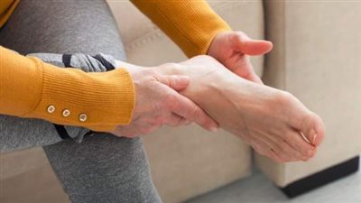 طريقة علاج تنميل القدمين المستمر.. متى يكون الخدر خطيرًا؟