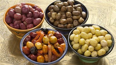 أنواع الزيتون المخلل ونصائح مهمة عند شرائه وقبل تخليله