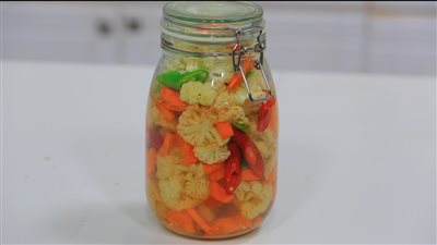 طريقة عمل مخلل القرنبيط دون سلق.. لا تتنازلي عن هذه المنكهات