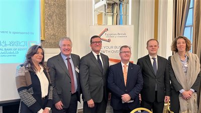 سفير مصر في لندن يُشارِك في مائدة حوار حول فرص الاستثمار المستدام بالسوق المصري