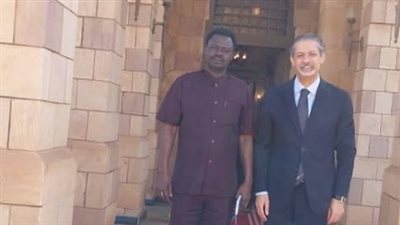 سفير مصر لدى السودان يلتقي حاكم إقليم دارفور رئيس حركة جيش تحرير السودان