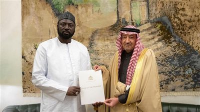 العاهل السعودي يتلقى رسالة خطية من رئيس جمهورية جامبيا