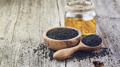 فوائد العسل مع حبة البركة للرجل.. يزيد من فرص الإنجاب