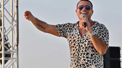 إطلالة للفنان المصري عمرو دياب تثير حالة من الجدل عبر السوشيال ميديا (صور)