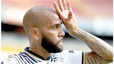 بعد ساعات من اعتقاله.. المدافع الدولي البرازيلي داني ألفيس يتلقى لطمة جديدة