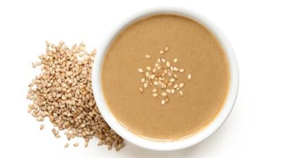 طريقة عمل الطحينة السائلة في المنزل.. بالسمسم والدقيق فقط