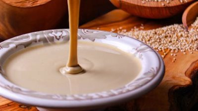 طريقة عمل الطحينة الخام فاطمة أبو حاتي.. أسرار تحميص السمسم