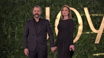 أثناء joy awards.. الفنان السوري تيم حسن وزوجته وفاء الكيلاني يتصدران التريند (فيديو)