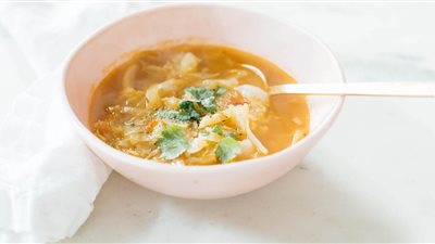 كيفية عمل شوربة الملفوف.. وصفات وفوائد لا تفوتك لإنقاص الوزن