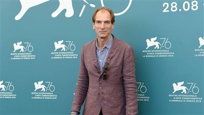  السلطات الأمريكية تعلن فقدان أثر الممثل البريطاني جوليان ساندز منذ أسبوع.. ما القصة؟