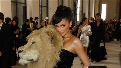 كايلي جينر تخطف الأضواء بإطلالة صادمة في باريس (فيديو وصور)