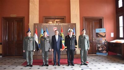 السفير المصري في أثينا يزور كلية الدفاع الوطني اليونانية