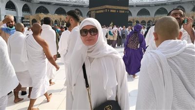 ظهرت مرتدية عباءة وحجاب.. إلهام شاهين تتصدر التريند بعد تأديتها مناسك العمرة (صور)