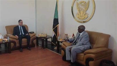 سفير مصر لدى السودان يلتقي وزير الحكم الاتحادي السوداني