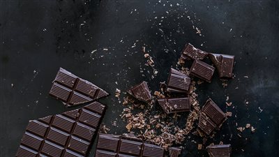دراسات تكشف ما يحدث عند تناول الشكولاته الداكنة