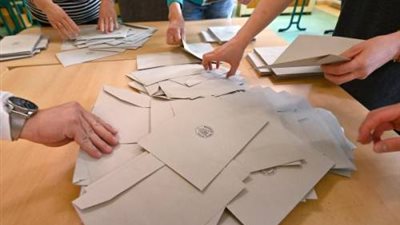  الناخبون في التشيك يدلون بأصواتهم في جولة الإعادة للانتخابات الرئاسية