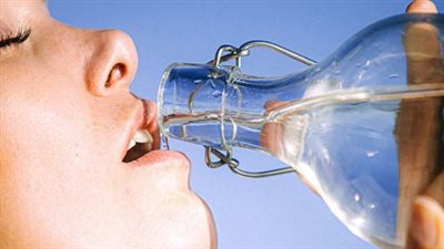 الأضرار الناتجة عن نقص شرب الماء.. مخاطر على القلب والدماغ